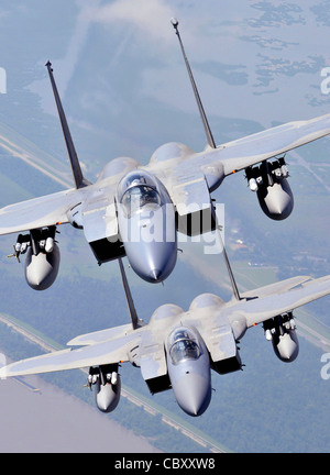 F-15E-Streikadler, die dem 159. Jagdflügel der Louisiana Air National Guard zugewiesen sind, fliegen während einer Übung am 11. Juli über Süssgebiete von Louisiana. Die Einheit ist auf der Naval Air Station Joint Reserve Base, New Orleans stationiert. Stockfoto