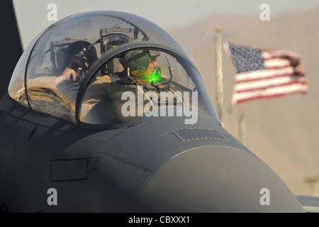 Ein F-15E Strike Eagle Pilot und Waffensystem Operator des 336. Expeditionary Fighter Squadron bereiten sich auf den Start für eine Nahkampfmission am 9. Juni auf dem Bagram Airfield, Afghanistan. Die Flugzeuge, die hier eingesetzt werden, bieten Nahunterstützung und Flugnachrichtendienstinformationen, Überwachung und Aufklärung für amerikanische und koalitionsnahe Bodentruppen. Stockfoto