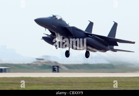 Ein republikanische Luftwaffe F-15K Slam Eagle hebt vom Kunstan Air Base, Republik Korea, Mai 11 für eine Trainingsmission während der Übung Max Thunder 09-01. Die zweite jährliche Max Thunder Übung ist eine von der 7. Luftwaffe entworfene, zweiseitige Trainingsmöglichkeit, die darauf abzielt, die Kampffähigkeiten der Besatzungen in realistischen Kampfsituationen zu testen, die sowohl die Luftwaffe der Republik Korea als auch das fliegende und wartende Personal der US-Luftwaffe kombinieren. Stockfoto