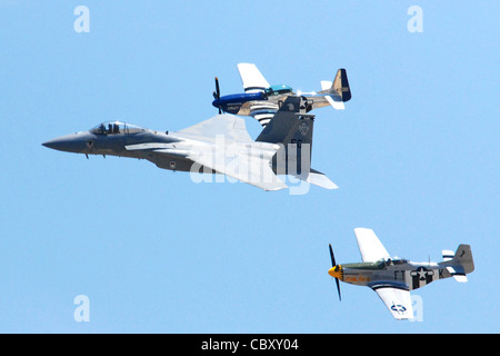 Das F-15 Eagle West Coast Demonstrationsteam und ein Paar P-51 Mustangs fliegen im Rahmen des Heritage Flight während ihrer letzten Demonstration am 1. Mai auf der Eglin Air Force Base in Formation, Fla. Das Air Combat Command F-15 Demo Team hat mehr als 150 Mal vor Zuschauern rund um den Globus in den letzten zwei Jahren durchgeführt. Dies ist die letzte Demonstration für den F-15C, der eine 26-jährige Karriere absolviert, die 1983 begann. Stockfoto