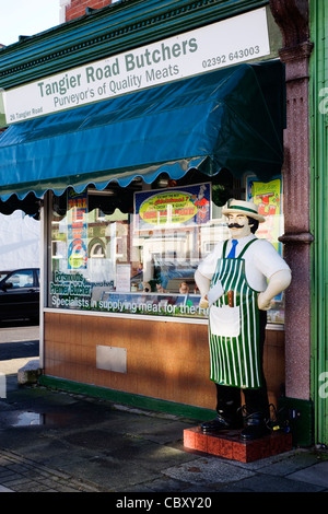 Leben Größe Abbildung eines Metzgers außerhalb der traditionellen Metzger shop Stockfoto