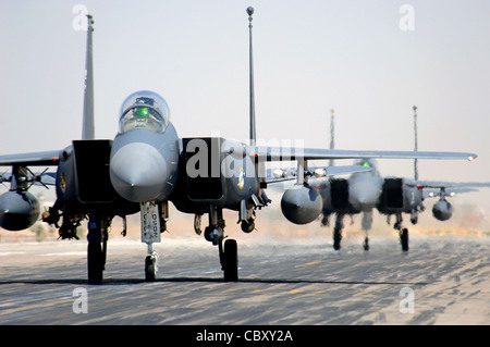 F-15E Strike Eagles Taxi in der Joint Base Balad, Irak, nach einer Operation Iraqi Freedom Mission. Die F-15E ist ein Dual-Rolle-Kämpfer entwickelt, um Luft-Luft-und Luft-Boden-Missionen sowie bewaffnete Luft-overwatch. Die Kämpfer sind von der Seymour Johnson Air Force Base, N.C. eingesetzt Stockfoto