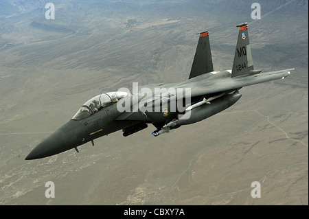 Ein F-15E Strike Eagle führt am 7. Oktober eine Mission über Afghanistan. Der F-15E Strike Eagle ist ein zweistufiger Kämpfer, der für Luft-Luft- und Luft-Boden-Missionen entwickelt wurde. Eine Reihe von Avionik- und Elektroniksystemen gibt dem F-15E die Möglichkeit, in niedriger Höhe, Tag oder Nacht und bei jedem Wetter zu kämpfen. ( Stockfoto