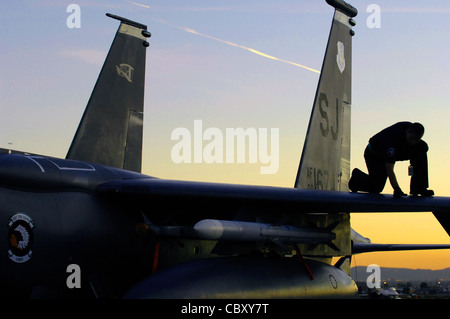 Senior Airman Ken Badertscher inspiziert sein Flugzeug nach einem zweistündigen Flug am 24. Oktober während der Red Flag Übung auf der Nellis Air Force Base, Nev. Er ist ein F-15E Strike Eagle Crew Chief zugewiesen Seymour Johnson AFB, N.C. Stockfoto