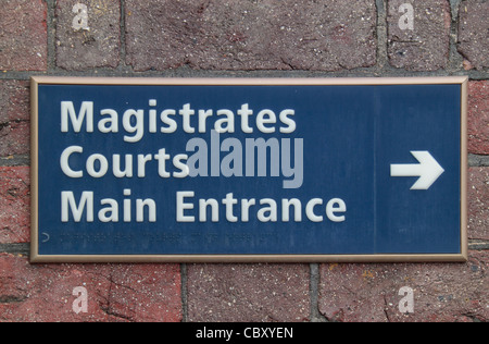 Generische blaues Schild für "Magistrates Courts Haupteingang", Feltham Magistrates Court und Jugendgericht Feltham, Feltham, Middx, Großbritannien Stockfoto