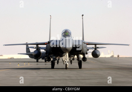 Die Air Force hat ihre F-15-Flotte am 3. November nach dem Absturz eines F-15C-Flugzeugs der Missouri Air National Guard am 2. November geerdet. F-15-Einheiten, die dem nordamerikanischen Aerospace Defense Command und dem US Central Command zugewiesen wurden, werden bei Bedarf vor Ort alarmiert und fliegen. Stockfoto