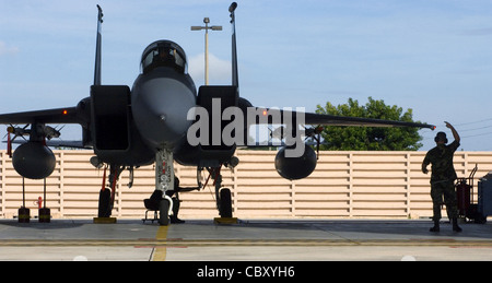 Ein F-15A Eagle bereitet sich auf den Start von einer Alarmeinrichtung auf der Homestead Air Reserve Base, Florida, 3. Oktober während einer Trainingsübung für die Operation Noble Eagle vor. Der 125. Kampfflugzeug, Det. 1, Adler sind auf einem 24 Stunden Stand-by, voll mit Live-Munition geladen und kann in Minuten in der Luft sein. Die Ablösung bietet dem Kommandeur der Region Continental NORAD schnelle Reaktion auf Invasionen des souveränen Luftraums der USA und reagiert mit geeigneten Verteidigungsmaßnahmen gegen alle feindlichen Aktionen Stockfoto