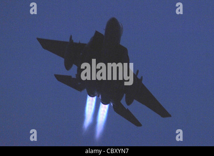 Ein F-15E Strike Eagle, der dem 492. Expeditionary Fighter Squadron zugewiesen wurde, hebt vom Bagram Airfield, Afghanistan, ab. F-15Es flog große Streikverpflichtungen über Bari Kowt in Afghanistan, um die Operation Enduring Freedom Juli 27 zu unterstützen. Stockfoto