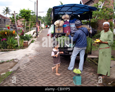 Dorfbewohner kauft frisches Gemüse aus einem Lieferwagen in kleinen Dorf in Java Indonesien Stockfoto