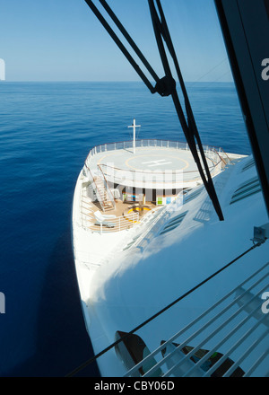 Vorderansicht des Kapitäns Kabine auf einer Kreuzfahrt Schiff auf dem Ozean und eine Landeplattform Stockfoto