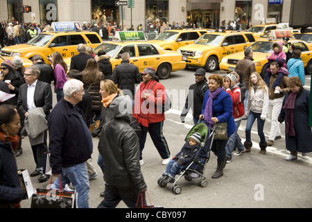 5th Ave 50th St. am St. Patricks und Rockefeller Center ist absolut verpackt in der Ferienzeit. Stockfoto