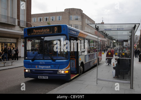 Bushaltestellen und Busse in Exeter hohe St UK Stockfoto