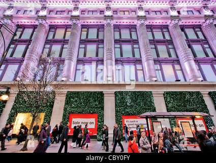 Schnäppchen- Jagd Massen Warteschlange für Boxing Day Verkauf bei Selfridges, London; England; UK; Europa Stockfoto