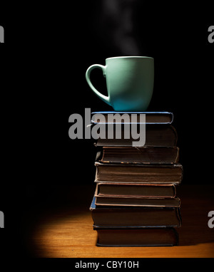 Kaffeetasse auf Stapel von Büchern Stockfoto