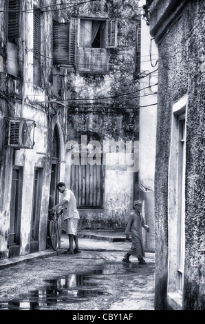 Junge, ein Spaziergang durch die Gasse. Amyn Nasser Stockfoto