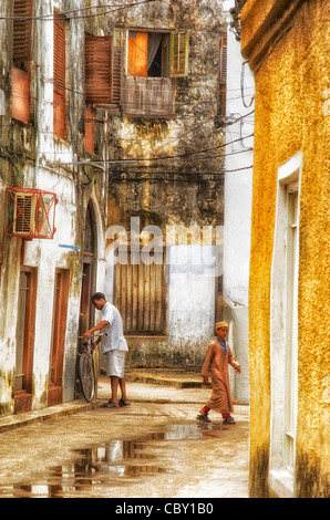 Junge, ein Spaziergang durch die Gasse. Amyn Nasser Stockfoto