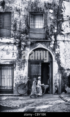 Kleinen Kindern in afrikanischen Straße Gasse gehen. Amyn Nasser Stockfoto