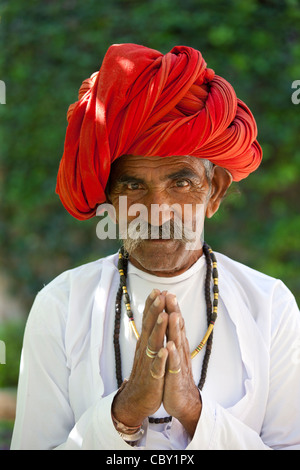 Traditionelle Namaste-Gruß aus indischen Mann mit traditionellen Rajasthani Turban in Dorf in Rajasthan, Indien. MODEL RELEASED Stockfoto