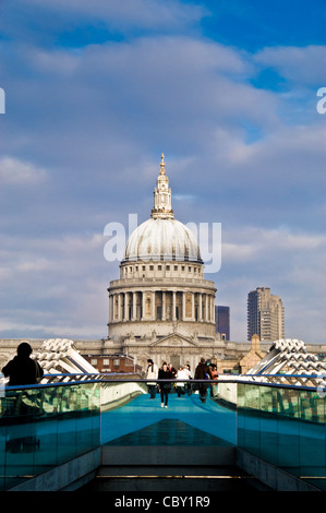 St. Pauls Cathedral, gesehen von der Millennium Bridge über die Themse, London. über die Themse, London. Stockfoto