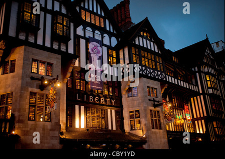 Vorderseite des Liberty Store, Regent Street, London, zu Weihnachten. Stockfoto
