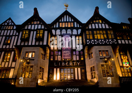 Vorderseite des Liberty Store, Regent Street, London, zu Weihnachten. Stockfoto