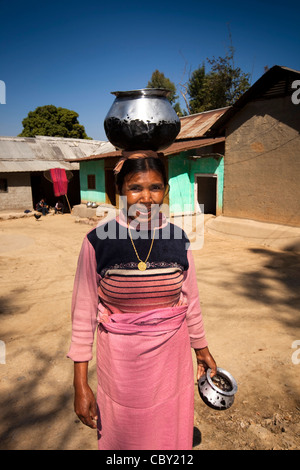 Indien, Manipur, Imphal, Loktak See, Sendra Island, Manipuri Frau mit Wasserkrug auf Kopf Stockfoto