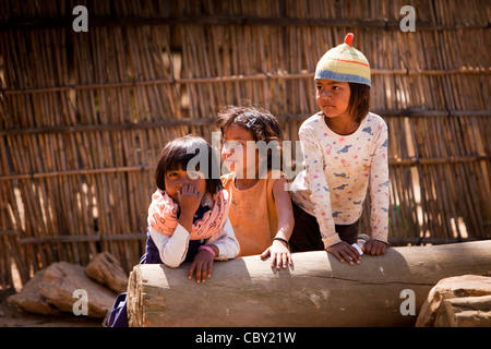 Indien, Manipur, Imphal, Loktak See, Sendra Insel der Fischer Kinder spielen in der Sonne auf log Stockfoto