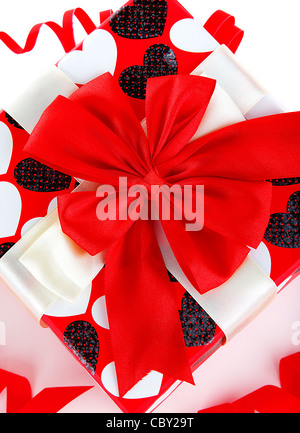 Roten romantische Geschenk-Box mit Seidenschleife isoliert auf weißem Hintergrund, Konzeptbild von Liebe & Feier Stockfoto