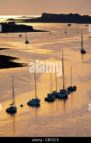 Segelschiffe in Aber Wrac'h bei Sonnenuntergang (Finistère - Bretagne - Frankreich). Stockfoto