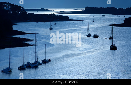 Segelschiffe in Aber Wrac'h bei Mondschein (Finistère - Bretagne - Frankreich). Stockfoto