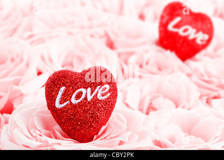 Frische Rosen rosa Hintergrund mit roten Herzen Stockfoto