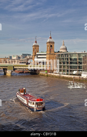 Der Ansatz zur Cannon Street Station gesehen von der London Bridge, Dezember 2011 Stockfoto