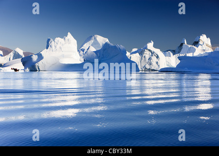 Zwischen den Eisbergen bei Røde Ø, Scoresby Sund, Grönland Kreuzfahrt Stockfoto