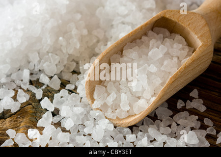 Meersalz auf Holzlöffel closeup Stockfoto