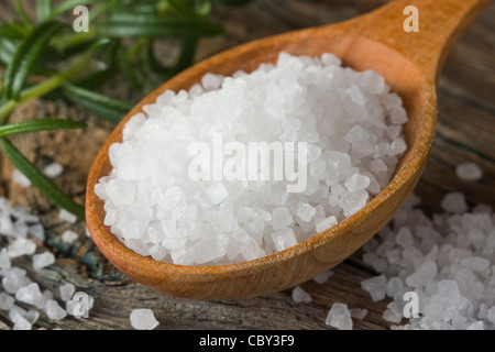 Meersalz auf Holzlöffel Stockfoto