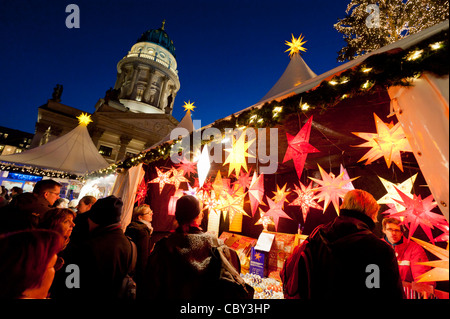 Nachtansicht des beschäftigt traditionellen deutschen Weihnachtsmarkt Gendarmenmarkt in Mitte Berlin Deutschland Stockfoto