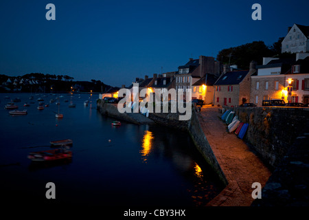 Hafen von Le Conquet (Finistère - Bretagne - Frankreich) nachts. Stockfoto