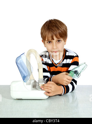 kleiner Junge macht Inhalation mit Vernebler Stockfoto