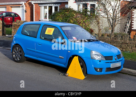 Unversteuerten Fahrzeugs mit DVLA Rad Klammer auf einer UK-Straße Stockfoto