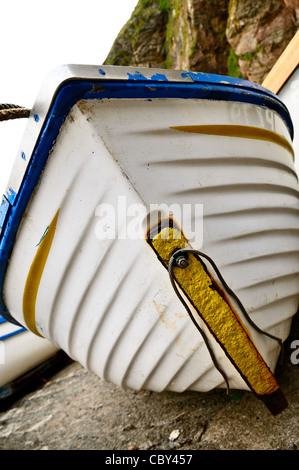 Ein Beiboot festgemacht an einem Cornish Port. Stockfoto