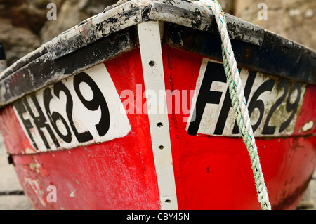 Ein Beiboot festgemacht an einem Cornish Port. Stockfoto