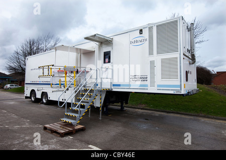 Mobile-MRT-Scanner in speziell angefertigten Trailer auf eine NHS-Krankenhaus Stockfoto