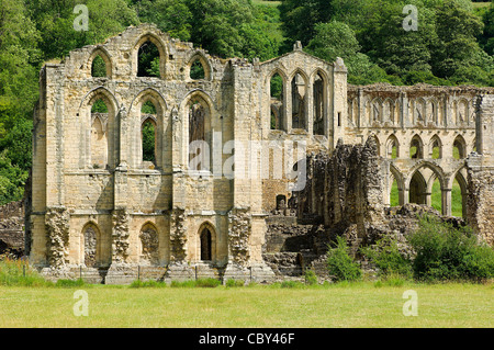 Herrliche Rievaulx Abbey, in der Nähe von Helmsley, North Yorkshire, war das erste Zisterzienserkloster in Nordengland gebaut werden. Stockfoto