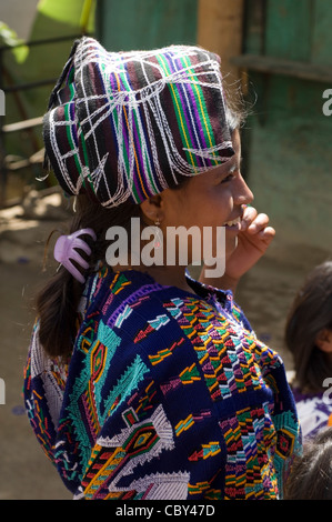 Eine indigene zentralamerikanische indische Frau in traditioneller gewebte Kleidung und ein ausgeklügeltes gewebt Kopfbedeckung. Stockfoto