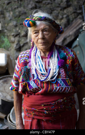 Eine ältere indigenen mittelamerikanischen indische Frau in traditioneller Kleidung und mit farbigen Zöpfen und Pompons in ihrem Haar. Stockfoto