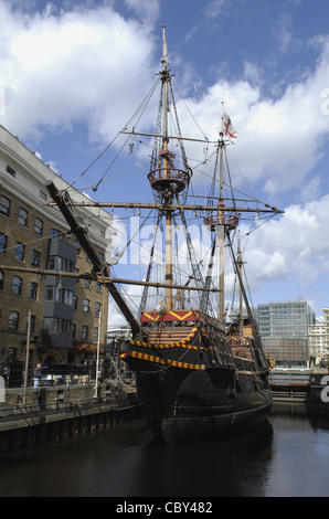 Nachbau des The Golden Hind, Sir Francis Drake Galeone. Gelegen am Südufer der Themse in London. Heute ein Museum. Stockfoto