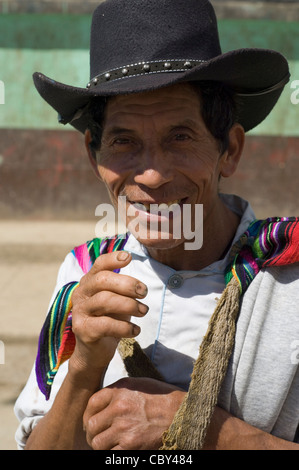 Ein einheimischer mittelamerikanischen Maya indischer Mann Hut der Cowboy Stil beliebt bei Männern in ländlichen Gebieten von Guatemala. Stockfoto