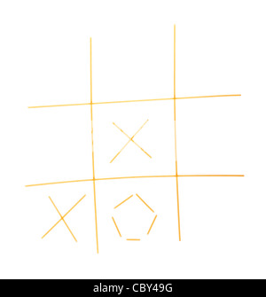 Tic Tac Toe-Spiel - Pasta, isoliert auf weißem Hintergrund Stockfoto