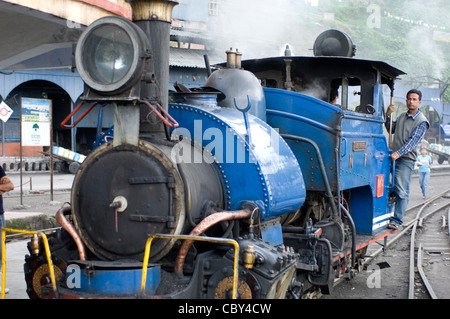 Eine Lokomotive aus der Schmalspur-Bahnlinie in Darjeeling, Indien, die die Spielzeugeisenbahn liebevoll genannt wird. Stockfoto