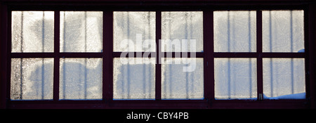 Eisige Fenster im Winter Stockfoto